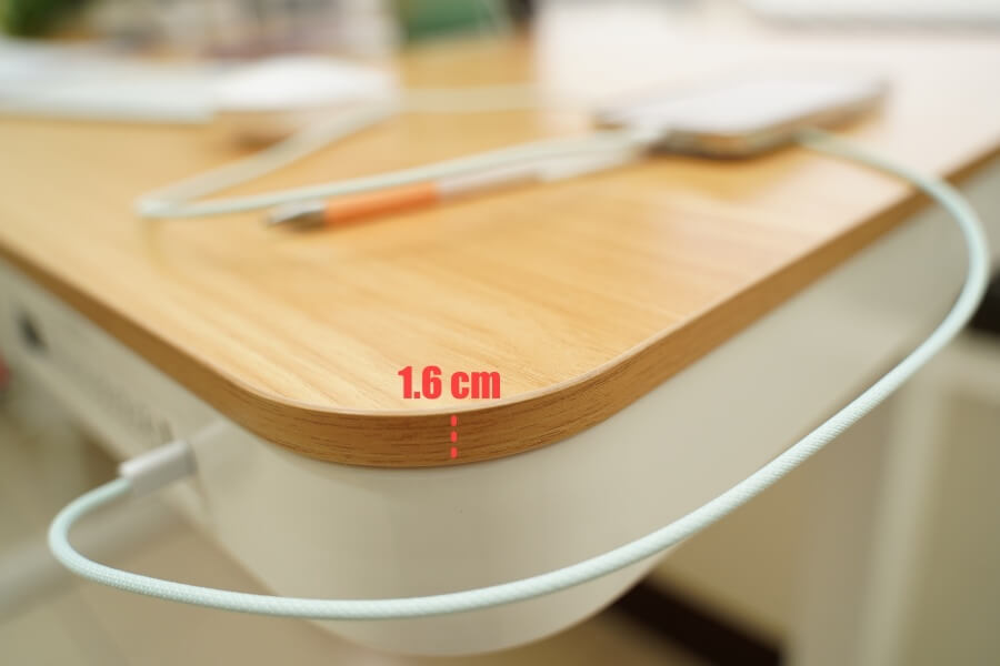 Loctek 樂歌升降桌木紋桌面厚度為1.6公分。