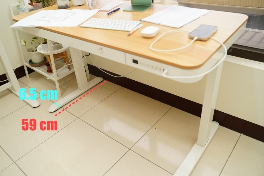Loctek 樂歌升降桌T字桌腳長度為 59 公分，寬度為6.5。