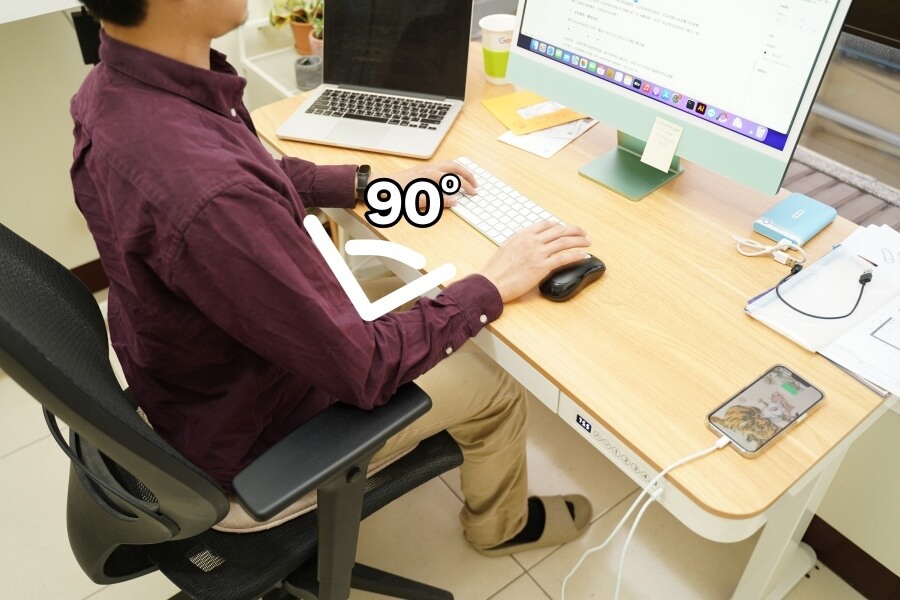 標準坐姿手臂與桌面呈現90度直角，可以透過Loctek 樂歌升降桌來調整桌面，改變手臂與桌面的角度。