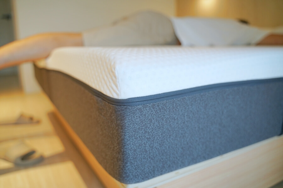 Emma床墊是記憶枕床墊，高透氣床墊套可拆洗。