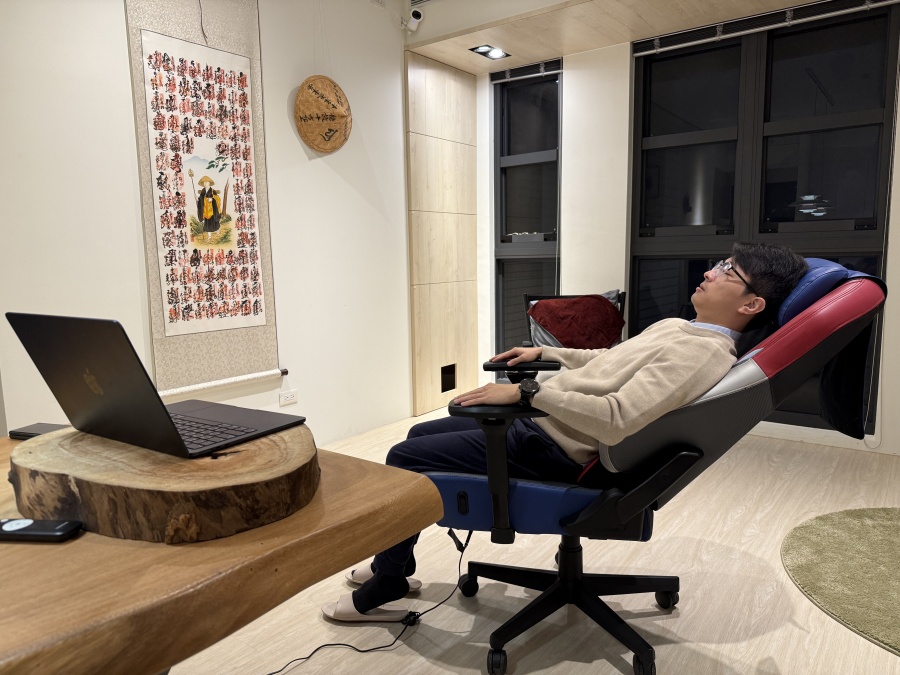 OSIM 電競按摩椅後仰角度