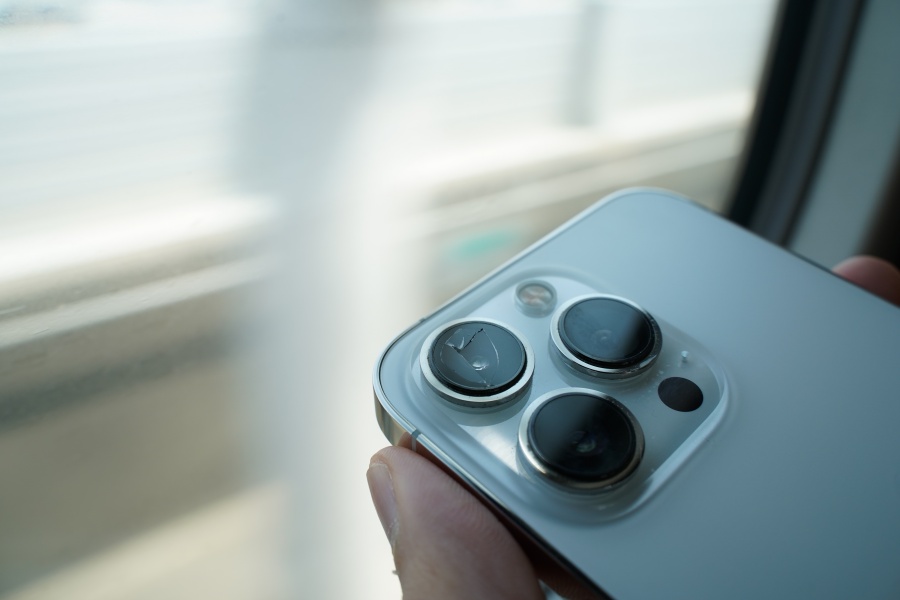 iPhone 鏡頭破裂