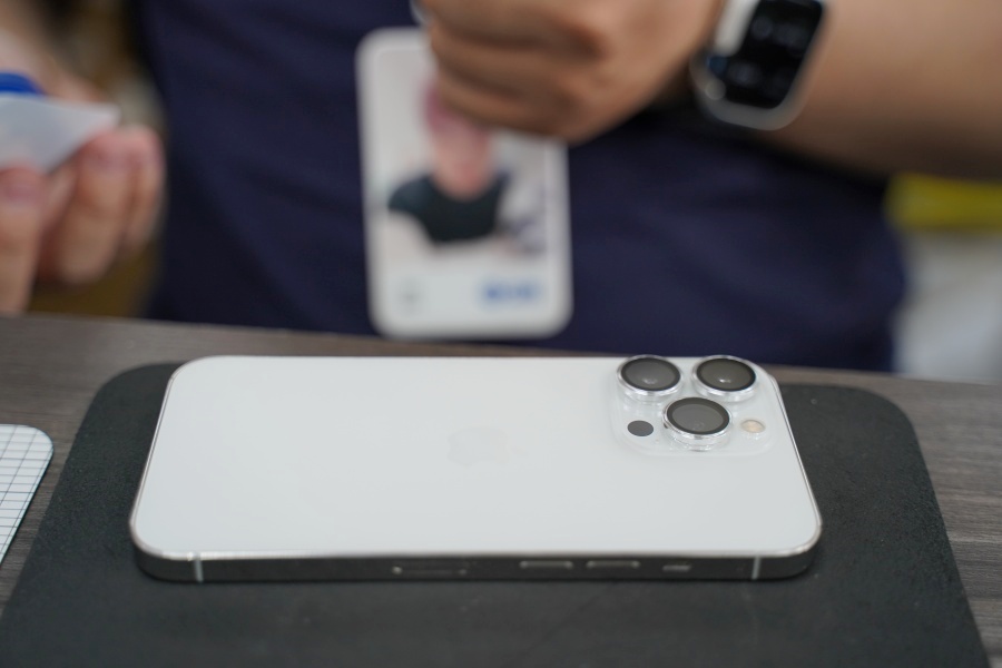 貼上 iPhone 藍寶石鏡頭保護貼