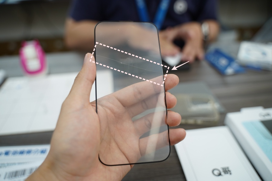iPhone 保護貼破裂